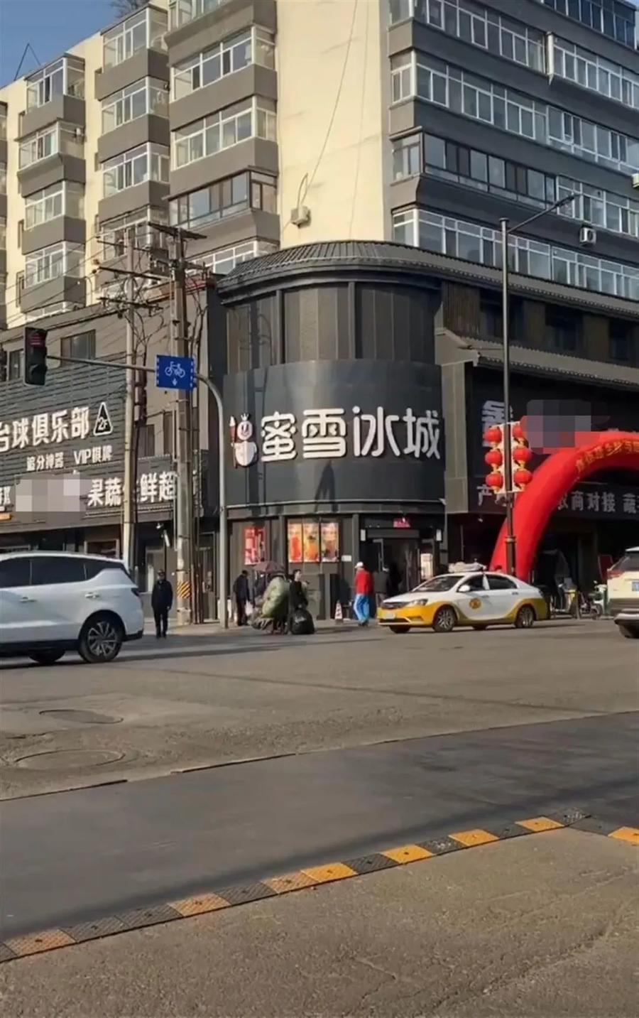 安裝灰黑招牌引熱議 河北滄州短期規(guī)范遭遇抵觸后連夜整改拆除